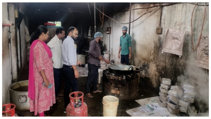 गंदगी में तैयार हो रही थी मिठाई, जांच के बाद खाद्य विभाग ने बंद कराया प्रतिष्ठान